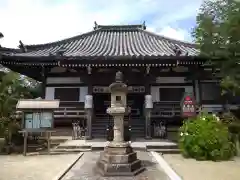 帯解寺の本殿