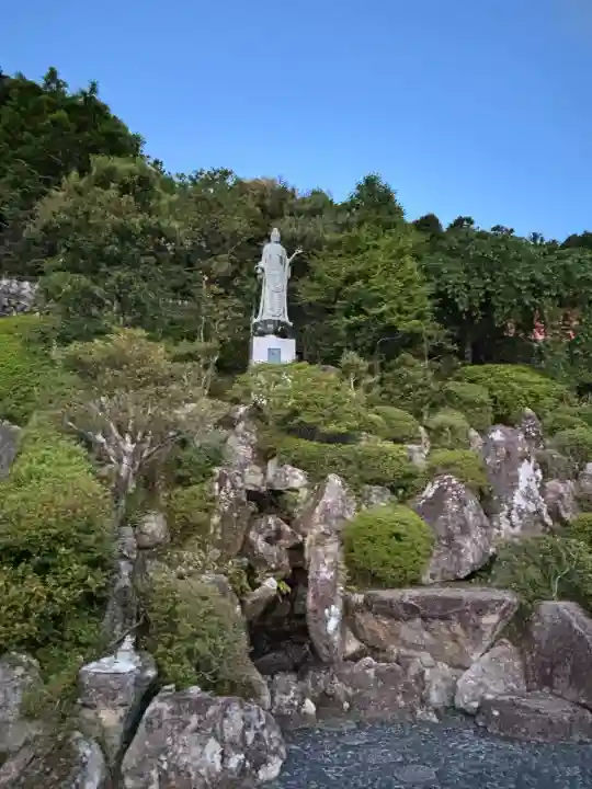 青岸渡寺の{uncategorized: "未分類", other: "その他", undefined: "問題あり", building: "その他建物", grave: "お墓", sacred_gate: "鳥居", guardian: "狛犬", statue: "像", buddha: "仏像", history: "歴史", nature: "自然", garden: "庭園", animal: "動物", pagoda: "塔", temizu: "手水舎", mountain_gate: "山門・神門", sanctuary: "本殿・本堂", subordinate: "末社・摂社", art: "芸術", scenery: "景色", jizo: "地蔵", ema: "絵馬", goshuin: "御朱印", omikuji: "おみくじ", items: "授与品その他", amulet: "お守り", goshuincho: "御朱印帳", eats: "食事", festival: "お祭り", votive_dance: "神楽", shichigosan: "七五三参", wedding: "結婚式", experience: "体験その他", initially: "初詣", around: "周辺", anti_infection: "感染症対策"}