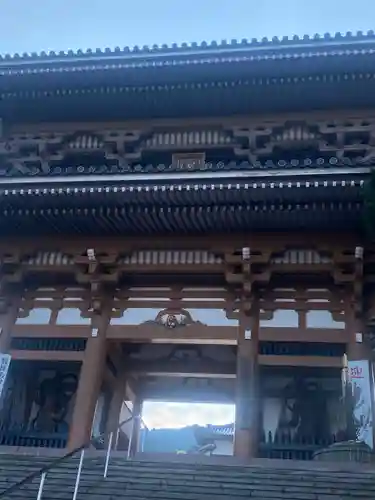 本佛寺の山門