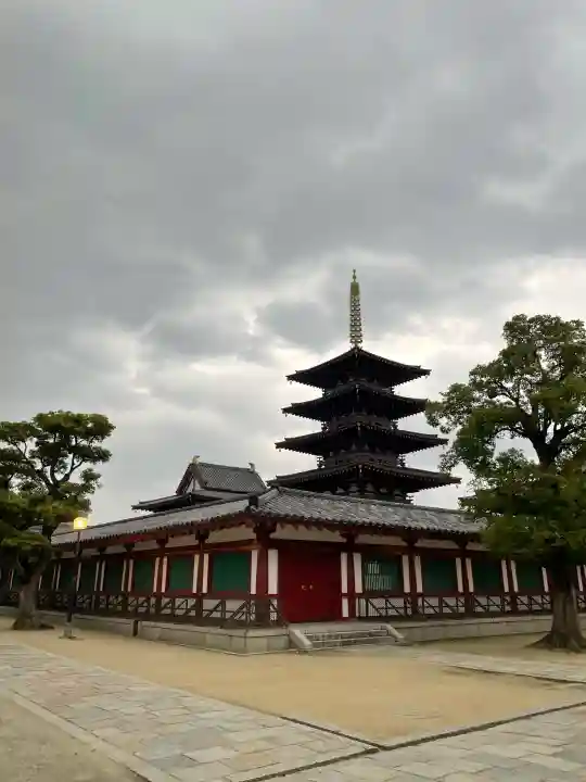 四天王寺の{uncategorized: "未分類", other: "その他", undefined: "問題あり", building: "その他建物", grave: "お墓", sacred_gate: "鳥居", guardian: "狛犬", statue: "像", buddha: "仏像", history: "歴史", nature: "自然", garden: "庭園", animal: "動物", pagoda: "塔", temizu: "手水舎", mountain_gate: "山門・神門", sanctuary: "本殿・本堂", subordinate: "末社・摂社", art: "芸術", scenery: "景色", jizo: "地蔵", ema: "絵馬", goshuin: "御朱印", omikuji: "おみくじ", items: "授与品その他", amulet: "お守り", goshuincho: "御朱印帳", eats: "食事", festival: "お祭り", votive_dance: "神楽", shichigosan: "七五三参", wedding: "結婚式", experience: "体験その他", initially: "初詣", around: "周辺", anti_infection: "感染症対策"}