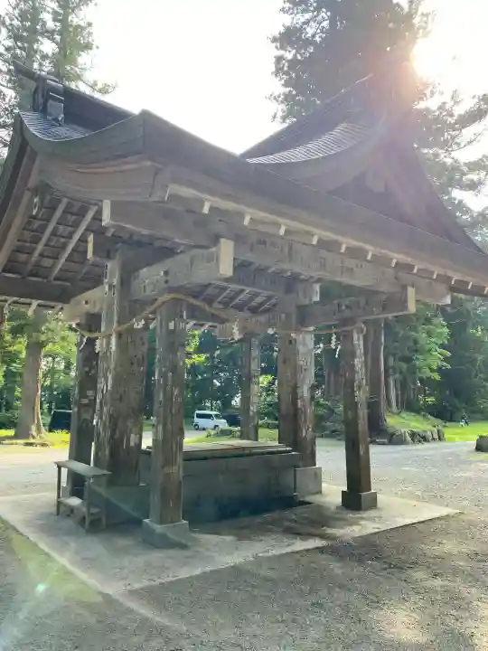 出羽神社(出羽三山神社)~三神合祭殿~の{uncategorized: "未分類", other: "その他", undefined: "問題あり", building: "その他建物", grave: "お墓", sacred_gate: "鳥居", guardian: "狛犬", statue: "像", buddha: "仏像", history: "歴史", nature: "自然", garden: "庭園", animal: "動物", pagoda: "塔", temizu: "手水舎", mountain_gate: "山門・神門", sanctuary: "本殿・本堂", subordinate: "末社・摂社", art: "芸術", scenery: "景色", jizo: "地蔵", ema: "絵馬", goshuin: "御朱印", omikuji: "おみくじ", items: "授与品その他", amulet: "お守り", goshuincho: "御朱印帳", eats: "食事", festival: "お祭り", votive_dance: "神楽", shichigosan: "七五三参", wedding: "結婚式", experience: "体験その他", initially: "初詣", around: "周辺", anti_infection: "感染症対策"}