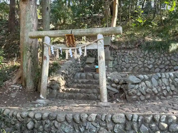 有鹿神社奥宮の{uncategorized: "未分類", other: "その他", undefined: "問題あり", building: "その他建物", grave: "お墓", sacred_gate: "鳥居", guardian: "狛犬", statue: "像", buddha: "仏像", history: "歴史", nature: "自然", garden: "庭園", animal: "動物", pagoda: "塔", temizu: "手水舎", mountain_gate: "山門・神門", sanctuary: "本殿・本堂", subordinate: "末社・摂社", art: "芸術", scenery: "景色", jizo: "地蔵", ema: "絵馬", goshuin: "御朱印", omikuji: "おみくじ", items: "授与品その他", amulet: "お守り", goshuincho: "御朱印帳", eats: "食事", festival: "お祭り", votive_dance: "神楽", shichigosan: "七五三参", wedding: "結婚式", experience: "体験その他", initially: "初詣", around: "周辺", anti_infection: "感染症対策"}