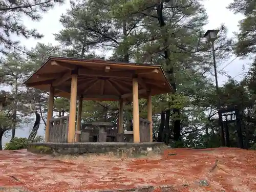 厳島神社の{uncategorized: "未分類", other: "その他", undefined: "問題あり", building: "その他建物", grave: "お墓", sacred_gate: "鳥居", guardian: "狛犬", statue: "像", buddha: "仏像", history: "歴史", nature: "自然", garden: "庭園", animal: "動物", pagoda: "塔", temizu: "手水舎", mountain_gate: "山門・神門", sanctuary: "本殿・本堂", subordinate: "末社・摂社", art: "芸術", scenery: "景色", jizo: "地蔵", ema: "絵馬", goshuin: "御朱印", omikuji: "おみくじ", items: "授与品その他", amulet: "お守り", goshuincho: "御朱印帳", eats: "食事", festival: "お祭り", votive_dance: "神楽", shichigosan: "七五三参", wedding: "結婚式", experience: "体験その他", initially: "初詣", around: "周辺", anti_infection: "感染症対策"}