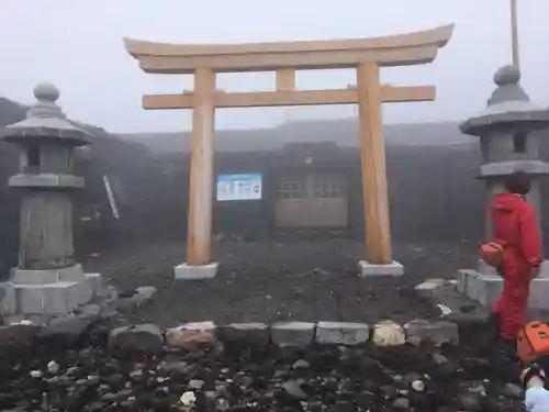 富士山頂上浅間大社奥宮の鳥居