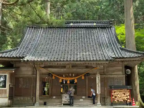 雄山神社中宮祈願殿(富山県)