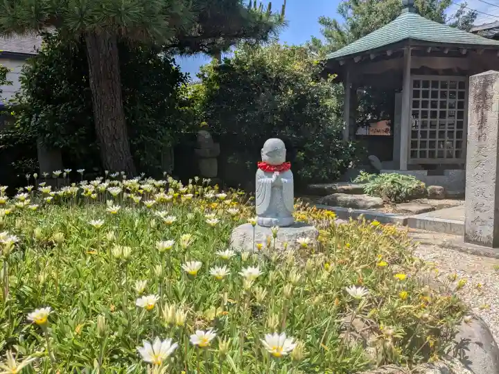 徳正寺の{uncategorized: "未分類", other: "その他", undefined: "問題あり", building: "その他建物", grave: "お墓", sacred_gate: "鳥居", guardian: "狛犬", statue: "像", buddha: "仏像", history: "歴史", nature: "自然", garden: "庭園", animal: "動物", pagoda: "塔", temizu: "手水舎", mountain_gate: "山門・神門", sanctuary: "本殿・本堂", subordinate: "末社・摂社", art: "芸術", scenery: "景色", jizo: "地蔵", ema: "絵馬", goshuin: "御朱印", omikuji: "おみくじ", items: "授与品その他", amulet: "お守り", goshuincho: "御朱印帳", eats: "食事", festival: "お祭り", votive_dance: "神楽", shichigosan: "七五三参", wedding: "結婚式", experience: "体験その他", initially: "初詣", around: "周辺", anti_infection: "感染症対策"}