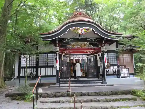 新屋山神社の本殿