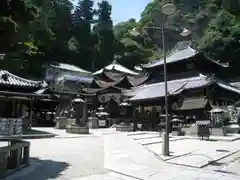 宝山寺の本殿