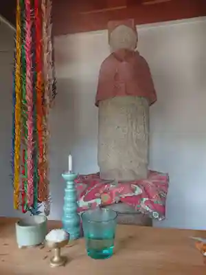 祠の地蔵