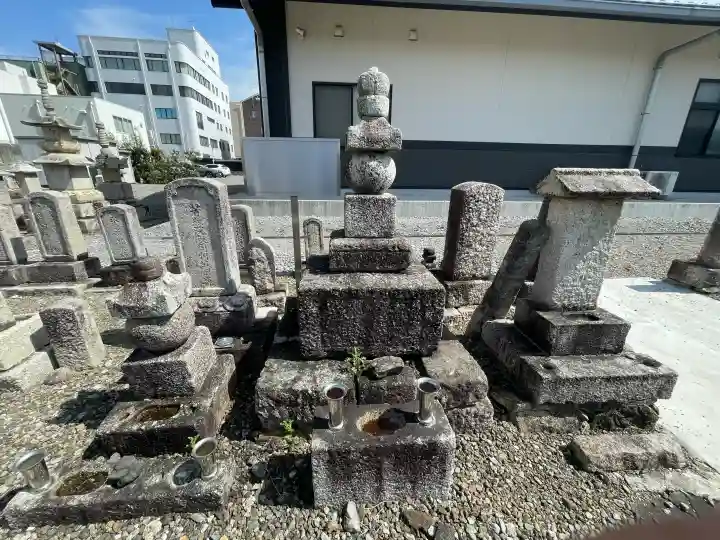 長純寺の{uncategorized: "未分類", other: "その他", undefined: "問題あり", building: "その他建物", grave: "お墓", sacred_gate: "鳥居", guardian: "狛犬", statue: "像", buddha: "仏像", history: "歴史", nature: "自然", garden: "庭園", animal: "動物", pagoda: "塔", temizu: "手水舎", mountain_gate: "山門・神門", sanctuary: "本殿・本堂", subordinate: "末社・摂社", art: "芸術", scenery: "景色", jizo: "地蔵", ema: "絵馬", goshuin: "御朱印", omikuji: "おみくじ", items: "授与品その他", amulet: "お守り", goshuincho: "御朱印帳", eats: "食事", festival: "お祭り", votive_dance: "神楽", shichigosan: "七五三参", wedding: "結婚式", experience: "体験その他", initially: "初詣", around: "周辺", anti_infection: "感染症対策"}