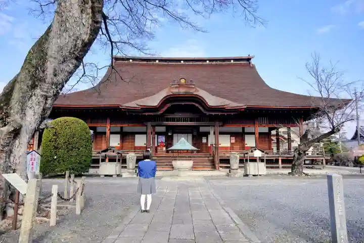 曼陀羅寺の本殿・本堂