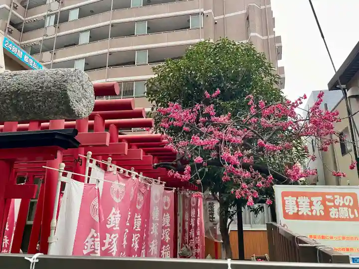 鐘塚稲荷神社の{uncategorized: "未分類", other: "その他", undefined: "問題あり", building: "その他建物", grave: "お墓", sacred_gate: "鳥居", guardian: "狛犬", statue: "像", buddha: "仏像", history: "歴史", nature: "自然", garden: "庭園", animal: "動物", pagoda: "塔", temizu: "手水舎", mountain_gate: "山門・神門", sanctuary: "本殿・本堂", subordinate: "末社・摂社", art: "芸術", scenery: "景色", jizo: "地蔵", ema: "絵馬", goshuin: "御朱印", omikuji: "おみくじ", items: "授与品その他", amulet: "お守り", goshuincho: "御朱印帳", eats: "食事", festival: "お祭り", votive_dance: "神楽", shichigosan: "七五三参", wedding: "結婚式", experience: "体験その他", initially: "初詣", around: "周辺", anti_infection: "感染症対策"}