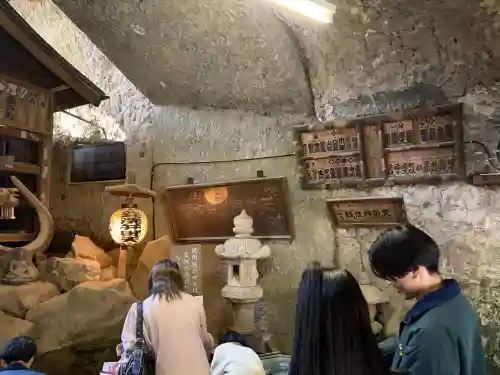 銭洗弁財天宇賀福神社の{uncategorized: "未分類", other: "その他", undefined: "問題あり", building: "その他建物", grave: "お墓", sacred_gate: "鳥居", guardian: "狛犬", statue: "像", buddha: "仏像", history: "歴史", nature: "自然", garden: "庭園", animal: "動物", pagoda: "塔", temizu: "手水舎", mountain_gate: "山門・神門", sanctuary: "本殿・本堂", subordinate: "末社・摂社", art: "芸術", scenery: "景色", jizo: "地蔵", ema: "絵馬", goshuin: "御朱印", omikuji: "おみくじ", items: "授与品その他", amulet: "お守り", goshuincho: "御朱印帳", eats: "食事", festival: "お祭り", votive_dance: "神楽", shichigosan: "七五三参", wedding: "結婚式", experience: "体験その他", initially: "初詣", around: "周辺", anti_infection: "感染症対策"}