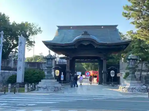 豊川閣　妙厳寺の山門