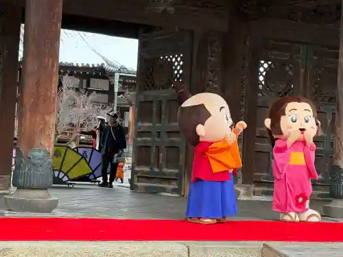 大通寺（長浜御坊）の{uncategorized: "未分類", other: "その他", undefined: "問題あり", building: "その他建物", grave: "お墓", sacred_gate: "鳥居", guardian: "狛犬", statue: "像", buddha: "仏像", history: "歴史", nature: "自然", garden: "庭園", animal: "動物", pagoda: "塔", temizu: "手水舎", mountain_gate: "山門・神門", sanctuary: "本殿・本堂", subordinate: "末社・摂社", art: "芸術", scenery: "景色", jizo: "地蔵", ema: "絵馬", goshuin: "御朱印", omikuji: "おみくじ", items: "授与品その他", amulet: "お守り", goshuincho: "御朱印帳", eats: "食事", festival: "お祭り", votive_dance: "神楽", shichigosan: "七五三参", wedding: "結婚式", experience: "体験その他", initially: "初詣", around: "周辺", anti_infection: "感染症対策"}