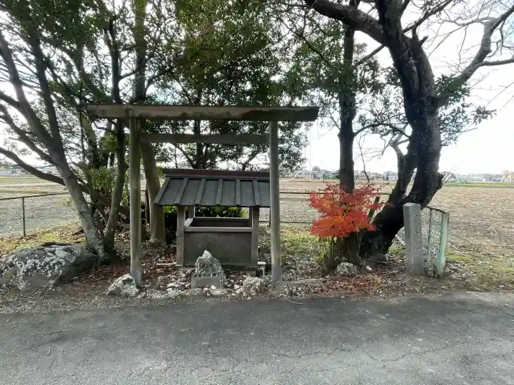 大水神社(御薗町長屋)の{uncategorized: "未分類", other: "その他", undefined: "問題あり", building: "その他建物", grave: "お墓", sacred_gate: "鳥居", guardian: "狛犬", statue: "像", buddha: "仏像", history: "歴史", nature: "自然", garden: "庭園", animal: "動物", pagoda: "塔", temizu: "手水舎", mountain_gate: "山門・神門", sanctuary: "本殿・本堂", subordinate: "末社・摂社", art: "芸術", scenery: "景色", jizo: "地蔵", ema: "絵馬", goshuin: "御朱印", omikuji: "おみくじ", items: "授与品その他", amulet: "お守り", goshuincho: "御朱印帳", eats: "食事", festival: "お祭り", votive_dance: "神楽", shichigosan: "七五三参", wedding: "結婚式", experience: "体験その他", initially: "初詣", around: "周辺", anti_infection: "感染症対策"}