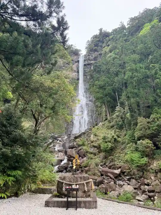 飛瀧神社(熊野那智大社別宮)の{uncategorized: "未分類", other: "その他", undefined: "問題あり", building: "その他建物", grave: "お墓", sacred_gate: "鳥居", guardian: "狛犬", statue: "像", buddha: "仏像", history: "歴史", nature: "自然", garden: "庭園", animal: "動物", pagoda: "塔", temizu: "手水舎", mountain_gate: "山門・神門", sanctuary: "本殿・本堂", subordinate: "末社・摂社", art: "芸術", scenery: "景色", jizo: "地蔵", ema: "絵馬", goshuin: "御朱印", omikuji: "おみくじ", items: "授与品その他", amulet: "お守り", goshuincho: "御朱印帳", eats: "食事", festival: "お祭り", votive_dance: "神楽", shichigosan: "七五三参", wedding: "結婚式", experience: "体験その他", initially: "初詣", around: "周辺", anti_infection: "感染症対策"}