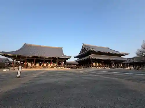 東本願寺（真宗本廟）の{uncategorized: "未分類", other: "その他", undefined: "問題あり", building: "その他建物", grave: "お墓", sacred_gate: "鳥居", guardian: "狛犬", statue: "像", buddha: "仏像", history: "歴史", nature: "自然", garden: "庭園", animal: "動物", pagoda: "塔", temizu: "手水舎", mountain_gate: "山門・神門", sanctuary: "本殿・本堂", subordinate: "末社・摂社", art: "芸術", scenery: "景色", jizo: "地蔵", ema: "絵馬", goshuin: "御朱印", omikuji: "おみくじ", items: "授与品その他", amulet: "お守り", goshuincho: "御朱印帳", eats: "食事", festival: "お祭り", votive_dance: "神楽", shichigosan: "七五三参", wedding: "結婚式", experience: "体験その他", initially: "初詣", around: "周辺", anti_infection: "感染症対策"}