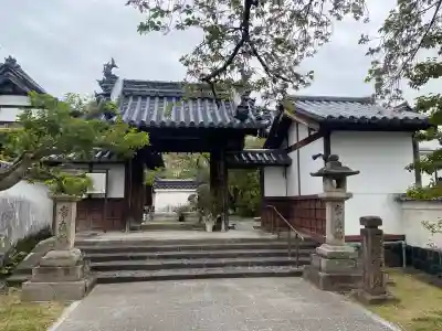 徳融寺の{uncategorized: "未分類", other: "その他", undefined: "問題あり", building: "その他建物", grave: "お墓", sacred_gate: "鳥居", guardian: "狛犬", statue: "像", buddha: "仏像", history: "歴史", nature: "自然", garden: "庭園", animal: "動物", pagoda: "塔", temizu: "手水舎", mountain_gate: "山門・神門", sanctuary: "本殿・本堂", subordinate: "末社・摂社", art: "芸術", scenery: "景色", jizo: "地蔵", ema: "絵馬", goshuin: "御朱印", omikuji: "おみくじ", items: "授与品その他", amulet: "お守り", goshuincho: "御朱印帳", eats: "食事", festival: "お祭り", votive_dance: "神楽", shichigosan: "七五三参", wedding: "結婚式", experience: "体験その他", initially: "初詣", around: "周辺", anti_infection: "感染症対策"}