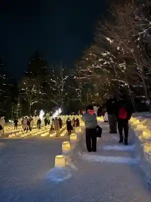 定山渓神社の{uncategorized: "未分類", other: "その他", undefined: "問題あり", building: "その他建物", grave: "お墓", sacred_gate: "鳥居", guardian: "狛犬", statue: "像", buddha: "仏像", history: "歴史", nature: "自然", garden: "庭園", animal: "動物", pagoda: "塔", temizu: "手水舎", mountain_gate: "山門・神門", sanctuary: "本殿・本堂", subordinate: "末社・摂社", art: "芸術", scenery: "景色", jizo: "地蔵", ema: "絵馬", goshuin: "御朱印", omikuji: "おみくじ", items: "授与品その他", amulet: "お守り", goshuincho: "御朱印帳", eats: "食事", festival: "お祭り", votive_dance: "神楽", shichigosan: "七五三参", wedding: "結婚式", experience: "体験その他", initially: "初詣", around: "周辺", anti_infection: "感染症対策"}