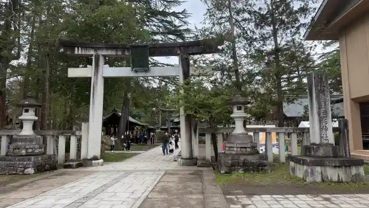 上杉神社の{uncategorized: "未分類", other: "その他", undefined: "問題あり", building: "その他建物", grave: "お墓", sacred_gate: "鳥居", guardian: "狛犬", statue: "像", buddha: "仏像", history: "歴史", nature: "自然", garden: "庭園", animal: "動物", pagoda: "塔", temizu: "手水舎", mountain_gate: "山門・神門", sanctuary: "本殿・本堂", subordinate: "末社・摂社", art: "芸術", scenery: "景色", jizo: "地蔵", ema: "絵馬", goshuin: "御朱印", omikuji: "おみくじ", items: "授与品その他", amulet: "お守り", goshuincho: "御朱印帳", eats: "食事", festival: "お祭り", votive_dance: "神楽", shichigosan: "七五三参", wedding: "結婚式", experience: "体験その他", initially: "初詣", around: "周辺", anti_infection: "感染症対策"}