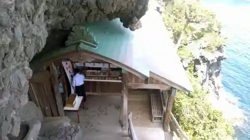 石室神社の本殿