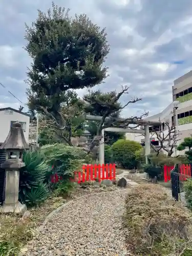 靍護稲荷神社の{uncategorized: "未分類", other: "その他", undefined: "問題あり", building: "その他建物", grave: "お墓", sacred_gate: "鳥居", guardian: "狛犬", statue: "像", buddha: "仏像", history: "歴史", nature: "自然", garden: "庭園", animal: "動物", pagoda: "塔", temizu: "手水舎", mountain_gate: "山門・神門", sanctuary: "本殿・本堂", subordinate: "末社・摂社", art: "芸術", scenery: "景色", jizo: "地蔵", ema: "絵馬", goshuin: "御朱印", omikuji: "おみくじ", items: "授与品その他", amulet: "お守り", goshuincho: "御朱印帳", eats: "食事", festival: "お祭り", votive_dance: "神楽", shichigosan: "七五三参", wedding: "結婚式", experience: "体験その他", initially: "初詣", around: "周辺", anti_infection: "感染症対策"}