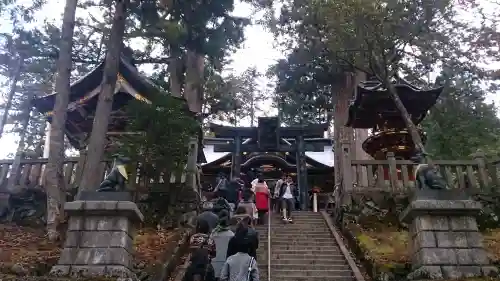 三峯神社の{uncategorized: "未分類", other: "その他", undefined: "問題あり", building: "その他建物", grave: "お墓", sacred_gate: "鳥居", guardian: "狛犬", statue: "像", buddha: "仏像", history: "歴史", nature: "自然", garden: "庭園", animal: "動物", pagoda: "塔", temizu: "手水舎", mountain_gate: "山門・神門", sanctuary: "本殿・本堂", subordinate: "末社・摂社", art: "芸術", scenery: "景色", jizo: "地蔵", ema: "絵馬", goshuin: "御朱印", omikuji: "おみくじ", items: "授与品その他", amulet: "お守り", goshuincho: "御朱印帳", eats: "食事", festival: "お祭り", votive_dance: "神楽", shichigosan: "七五三参", wedding: "結婚式", experience: "体験その他", initially: "初詣", around: "周辺", anti_infection: "感染症対策"}