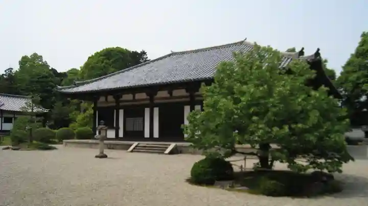 秋篠寺の本殿・本堂