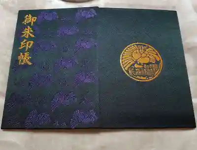 御朱印帳も頂きました。
カラスの濡れ羽色って言うのかな？
紫色の社紋のカラスが散りばめられています。
ちなみに、八咫烏じゃなくて、普通の二本足のカラス。
小版サイズで初穂料2,000円（通常御朱印込み）。
