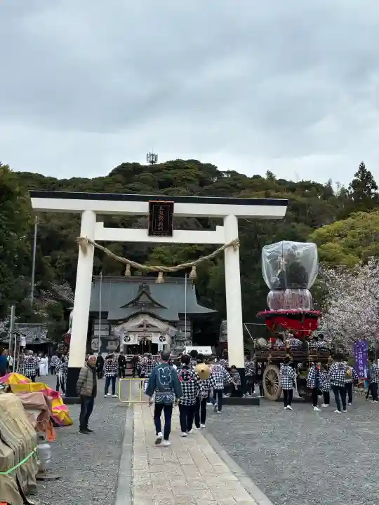 三熊野神社の{uncategorized: "未分類", other: "その他", undefined: "問題あり", building: "その他建物", grave: "お墓", sacred_gate: "鳥居", guardian: "狛犬", statue: "像", buddha: "仏像", history: "歴史", nature: "自然", garden: "庭園", animal: "動物", pagoda: "塔", temizu: "手水舎", mountain_gate: "山門・神門", sanctuary: "本殿・本堂", subordinate: "末社・摂社", art: "芸術", scenery: "景色", jizo: "地蔵", ema: "絵馬", goshuin: "御朱印", omikuji: "おみくじ", items: "授与品その他", amulet: "お守り", goshuincho: "御朱印帳", eats: "食事", festival: "お祭り", votive_dance: "神楽", shichigosan: "七五三参", wedding: "結婚式", experience: "体験その他", initially: "初詣", around: "周辺", anti_infection: "感染症対策"}