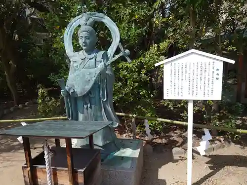 和田神社の像