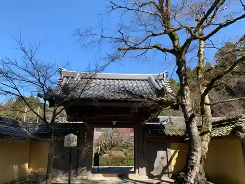 西明寺の山門