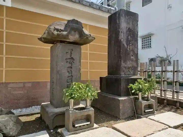 三学院の{uncategorized: "未分類", other: "その他", undefined: "問題あり", building: "その他建物", grave: "お墓", sacred_gate: "鳥居", guardian: "狛犬", statue: "像", buddha: "仏像", history: "歴史", nature: "自然", garden: "庭園", animal: "動物", pagoda: "塔", temizu: "手水舎", mountain_gate: "山門・神門", sanctuary: "本殿・本堂", subordinate: "末社・摂社", art: "芸術", scenery: "景色", jizo: "地蔵", ema: "絵馬", goshuin: "御朱印", omikuji: "おみくじ", items: "授与品その他", amulet: "お守り", goshuincho: "御朱印帳", eats: "食事", festival: "お祭り", votive_dance: "神楽", shichigosan: "七五三参", wedding: "結婚式", experience: "体験その他", initially: "初詣", around: "周辺", anti_infection: "感染症対策"}