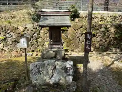 月読神社（松尾大社摂社）の{uncategorized: "未分類", other: "その他", undefined: "問題あり", building: "その他建物", grave: "お墓", sacred_gate: "鳥居", guardian: "狛犬", statue: "像", buddha: "仏像", history: "歴史", nature: "自然", garden: "庭園", animal: "動物", pagoda: "塔", temizu: "手水舎", mountain_gate: "山門・神門", sanctuary: "本殿・本堂", subordinate: "末社・摂社", art: "芸術", scenery: "景色", jizo: "地蔵", ema: "絵馬", goshuin: "御朱印", omikuji: "おみくじ", items: "授与品その他", amulet: "お守り", goshuincho: "御朱印帳", eats: "食事", festival: "お祭り", votive_dance: "神楽", shichigosan: "七五三参", wedding: "結婚式", experience: "体験その他", initially: "初詣", around: "周辺", anti_infection: "感染症対策"}