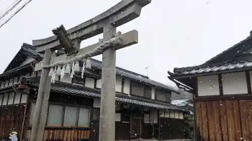 古矢真神社の{uncategorized: "未分類", other: "その他", undefined: "問題あり", building: "その他建物", grave: "お墓", sacred_gate: "鳥居", guardian: "狛犬", statue: "像", buddha: "仏像", history: "歴史", nature: "自然", garden: "庭園", animal: "動物", pagoda: "塔", temizu: "手水舎", mountain_gate: "山門・神門", sanctuary: "本殿・本堂", subordinate: "末社・摂社", art: "芸術", scenery: "景色", jizo: "地蔵", ema: "絵馬", goshuin: "御朱印", omikuji: "おみくじ", items: "授与品その他", amulet: "お守り", goshuincho: "御朱印帳", eats: "食事", festival: "お祭り", votive_dance: "神楽", shichigosan: "七五三参", wedding: "結婚式", experience: "体験その他", initially: "初詣", around: "周辺", anti_infection: "感染症対策"}