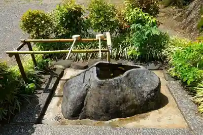 綱越神社（大神神社摂社）の手水舎