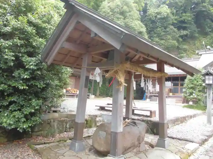 新羽杉山神社の手水舎