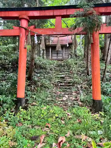 天地金神社（羽黒山神社前宮）の{uncategorized: "未分類", other: "その他", undefined: "問題あり", building: "その他建物", grave: "お墓", sacred_gate: "鳥居", guardian: "狛犬", statue: "像", buddha: "仏像", history: "歴史", nature: "自然", garden: "庭園", animal: "動物", pagoda: "塔", temizu: "手水舎", mountain_gate: "山門・神門", sanctuary: "本殿・本堂", subordinate: "末社・摂社", art: "芸術", scenery: "景色", jizo: "地蔵", ema: "絵馬", goshuin: "御朱印", omikuji: "おみくじ", items: "授与品その他", amulet: "お守り", goshuincho: "御朱印帳", eats: "食事", festival: "お祭り", votive_dance: "神楽", shichigosan: "七五三参", wedding: "結婚式", experience: "体験その他", initially: "初詣", around: "周辺", anti_infection: "感染症対策"}