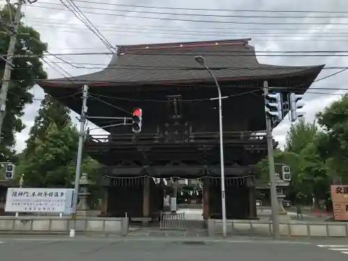 鳥海月山両所宮の山門