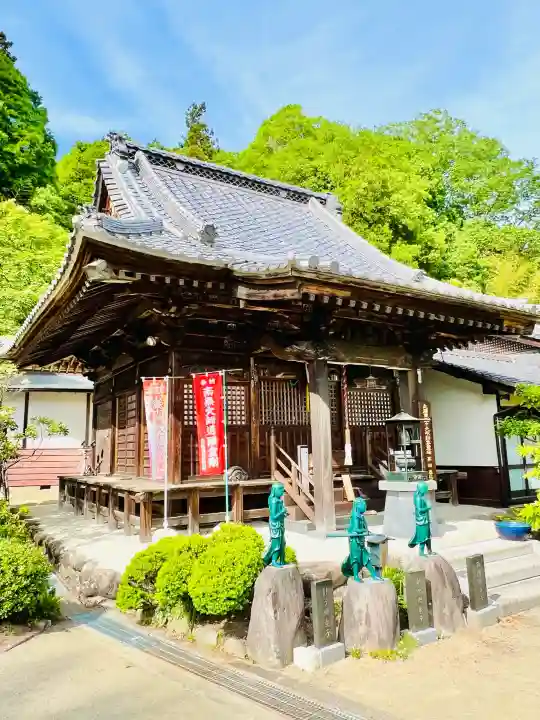 不動寺(松井田不動尊) の{uncategorized: "未分類", other: "その他", undefined: "問題あり", building: "その他建物", grave: "お墓", sacred_gate: "鳥居", guardian: "狛犬", statue: "像", buddha: "仏像", history: "歴史", nature: "自然", garden: "庭園", animal: "動物", pagoda: "塔", temizu: "手水舎", mountain_gate: "山門・神門", sanctuary: "本殿・本堂", subordinate: "末社・摂社", art: "芸術", scenery: "景色", jizo: "地蔵", ema: "絵馬", goshuin: "御朱印", omikuji: "おみくじ", items: "授与品その他", amulet: "お守り", goshuincho: "御朱印帳", eats: "食事", festival: "お祭り", votive_dance: "神楽", shichigosan: "七五三参", wedding: "結婚式", experience: "体験その他", initially: "初詣", around: "周辺", anti_infection: "感染症対策"}