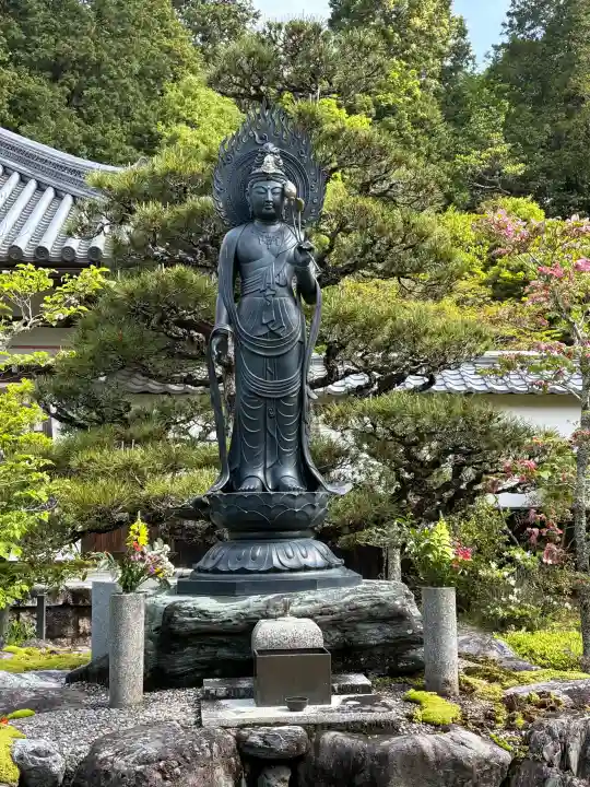大池寺の{uncategorized: "未分類", other: "その他", undefined: "問題あり", building: "その他建物", grave: "お墓", sacred_gate: "鳥居", guardian: "狛犬", statue: "像", buddha: "仏像", history: "歴史", nature: "自然", garden: "庭園", animal: "動物", pagoda: "塔", temizu: "手水舎", mountain_gate: "山門・神門", sanctuary: "本殿・本堂", subordinate: "末社・摂社", art: "芸術", scenery: "景色", jizo: "地蔵", ema: "絵馬", goshuin: "御朱印", omikuji: "おみくじ", items: "授与品その他", amulet: "お守り", goshuincho: "御朱印帳", eats: "食事", festival: "お祭り", votive_dance: "神楽", shichigosan: "七五三参", wedding: "結婚式", experience: "体験その他", initially: "初詣", around: "周辺", anti_infection: "感染症対策"}