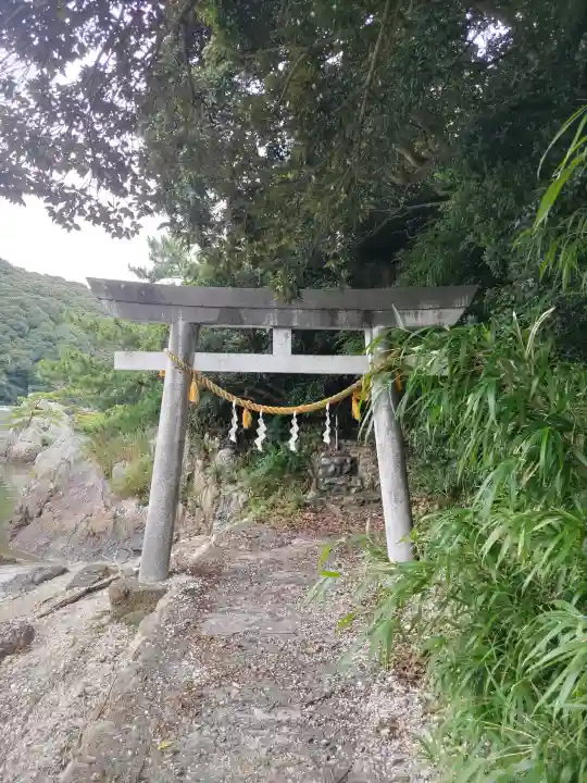猪鼻湖神社の{uncategorized: "未分類", other: "その他", undefined: "問題あり", building: "その他建物", grave: "お墓", sacred_gate: "鳥居", guardian: "狛犬", statue: "像", buddha: "仏像", history: "歴史", nature: "自然", garden: "庭園", animal: "動物", pagoda: "塔", temizu: "手水舎", mountain_gate: "山門・神門", sanctuary: "本殿・本堂", subordinate: "末社・摂社", art: "芸術", scenery: "景色", jizo: "地蔵", ema: "絵馬", goshuin: "御朱印", omikuji: "おみくじ", items: "授与品その他", amulet: "お守り", goshuincho: "御朱印帳", eats: "食事", festival: "お祭り", votive_dance: "神楽", shichigosan: "七五三参", wedding: "結婚式", experience: "体験その他", initially: "初詣", around: "周辺", anti_infection: "感染症対策"}