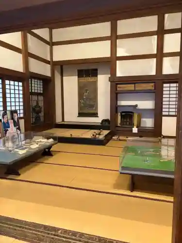 瑞龍寺の{uncategorized: "未分類", other: "その他", undefined: "問題あり", building: "その他建物", grave: "お墓", sacred_gate: "鳥居", guardian: "狛犬", statue: "像", buddha: "仏像", history: "歴史", nature: "自然", garden: "庭園", animal: "動物", pagoda: "塔", temizu: "手水舎", mountain_gate: "山門・神門", sanctuary: "本殿・本堂", subordinate: "末社・摂社", art: "芸術", scenery: "景色", jizo: "地蔵", ema: "絵馬", goshuin: "御朱印", omikuji: "おみくじ", items: "授与品その他", amulet: "お守り", goshuincho: "御朱印帳", eats: "食事", festival: "お祭り", votive_dance: "神楽", shichigosan: "七五三参", wedding: "結婚式", experience: "体験その他", initially: "初詣", around: "周辺", anti_infection: "感染症対策"}