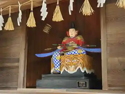 白國神社の像