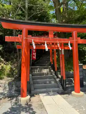 丸山稲荷社（鶴岡八幡宮）の{uncategorized: "未分類", other: "その他", undefined: "問題あり", building: "その他建物", grave: "お墓", sacred_gate: "鳥居", guardian: "狛犬", statue: "像", buddha: "仏像", history: "歴史", nature: "自然", garden: "庭園", animal: "動物", pagoda: "塔", temizu: "手水舎", mountain_gate: "山門・神門", sanctuary: "本殿・本堂", subordinate: "末社・摂社", art: "芸術", scenery: "景色", jizo: "地蔵", ema: "絵馬", goshuin: "御朱印", omikuji: "おみくじ", items: "授与品その他", amulet: "お守り", goshuincho: "御朱印帳", eats: "食事", festival: "お祭り", votive_dance: "神楽", shichigosan: "七五三参", wedding: "結婚式", experience: "体験その他", initially: "初詣", around: "周辺", anti_infection: "感染症対策"}