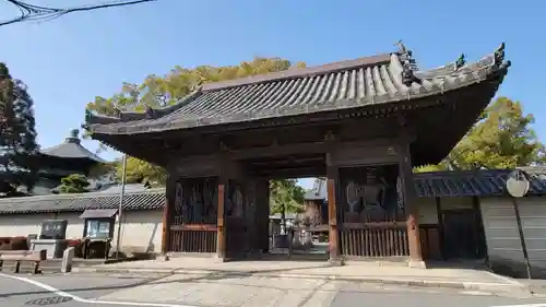 斑鳩寺の山門