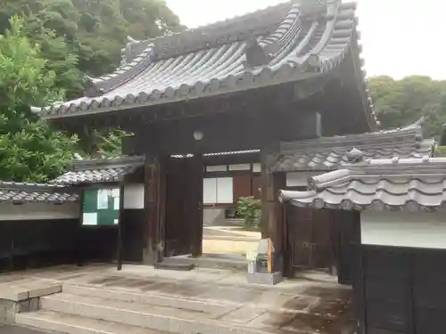 感応寺の山門