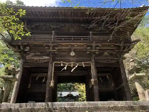 妻山神社の山門・神門