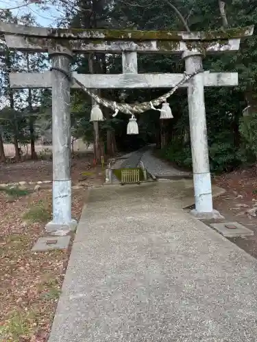 須須神社の{uncategorized: "未分類", other: "その他", undefined: "問題あり", building: "その他建物", grave: "お墓", sacred_gate: "鳥居", guardian: "狛犬", statue: "像", buddha: "仏像", history: "歴史", nature: "自然", garden: "庭園", animal: "動物", pagoda: "塔", temizu: "手水舎", mountain_gate: "山門・神門", sanctuary: "本殿・本堂", subordinate: "末社・摂社", art: "芸術", scenery: "景色", jizo: "地蔵", ema: "絵馬", goshuin: "御朱印", omikuji: "おみくじ", items: "授与品その他", amulet: "お守り", goshuincho: "御朱印帳", eats: "食事", festival: "お祭り", votive_dance: "神楽", shichigosan: "七五三参", wedding: "結婚式", experience: "体験その他", initially: "初詣", around: "周辺", anti_infection: "感染症対策"}